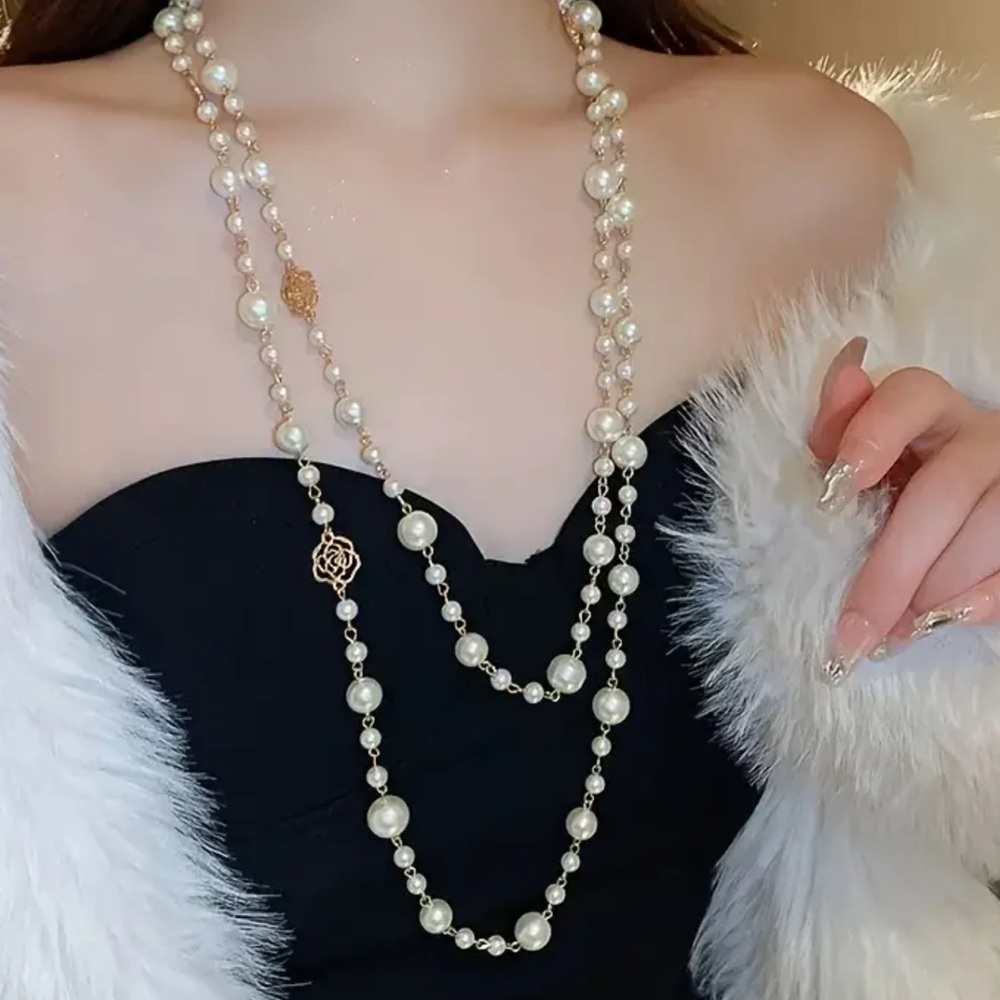 Elegant Pearl and Gold Necklace - Picture 2 of 6